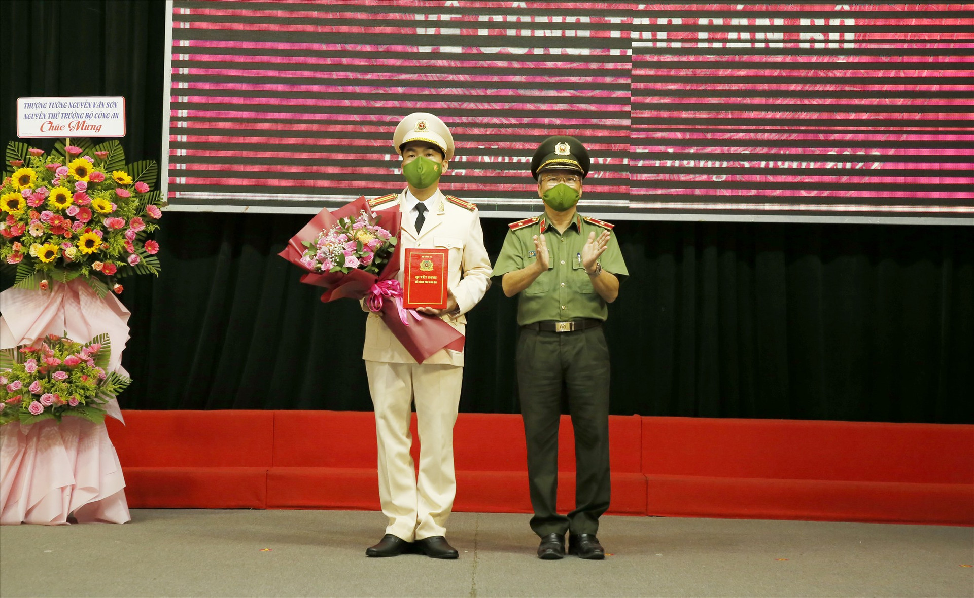 Thiếu tướng Nguyễn Đức Dũng - Giám đốc Công an tỉnh trao quyết định cho Trung tá Nguyễn Văn Tuấn. Ảnh: T.C