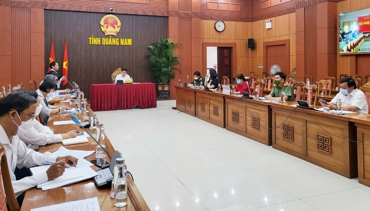 Phó Chủ tịch UBND tỉnh Trần Văn Tân chủ trì cuộc làm việc trực tuyến với các địa phương về công tác phòng chống dịch bệnh. Ảnh: X.H