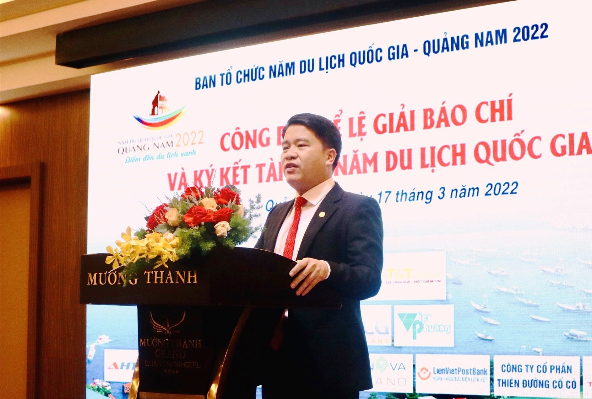 Phó Chủ tịch UBND tỉnh Trần Văn Tân ghi nhận và cảm ơn sự đồng hành của các đơn vị, doanh nghiệp với Năm du lịch quốc gia - Quảng Nam 2022. Ảnh: Q.T