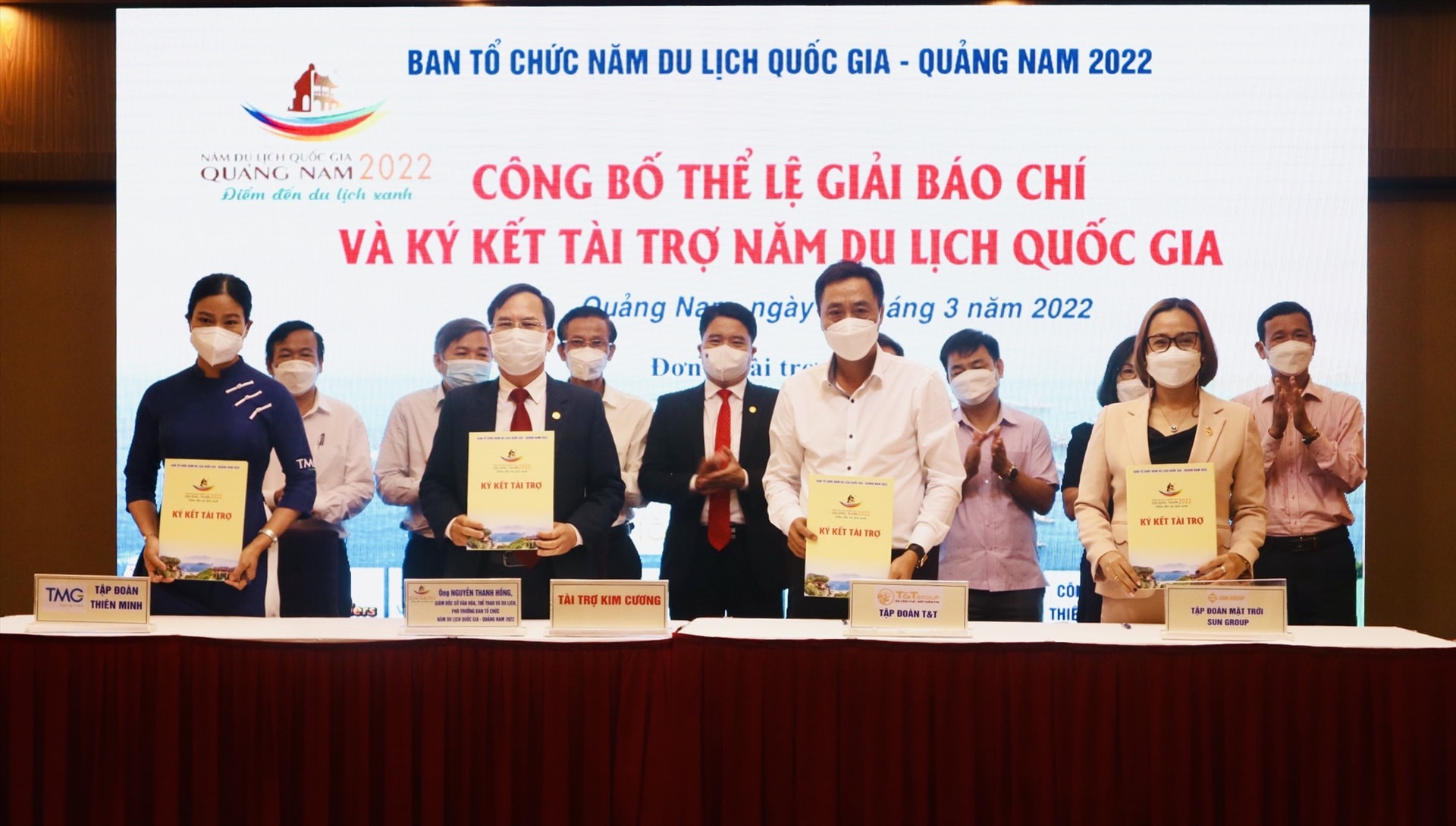 Các nhà tài trợ kim cương của Năm du lịch quốc gia - Quảng Nam 2022. Ảnh: Q.T