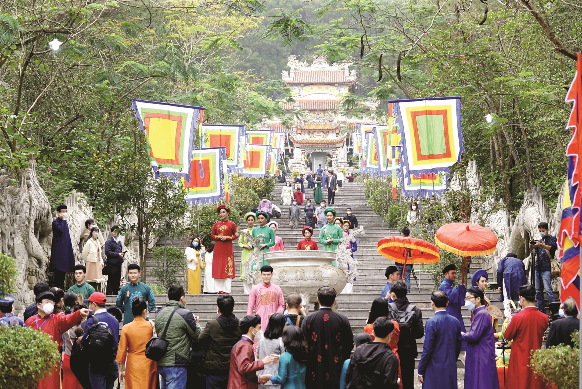 Du khách tham gia lễ hội, du xuân tại đền Huyền Trân công chúa (Huế). Ảnh: Sở Du lịch tỉnh Thừa Thiên Huế cung cấp