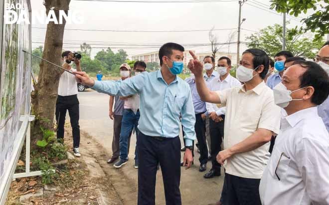 Bộ trưởng Bộ GD&ĐT kiểm tra thực tế dự án Làng Đại học Đà Nẵng. Ảnh: NGỌC HÀ