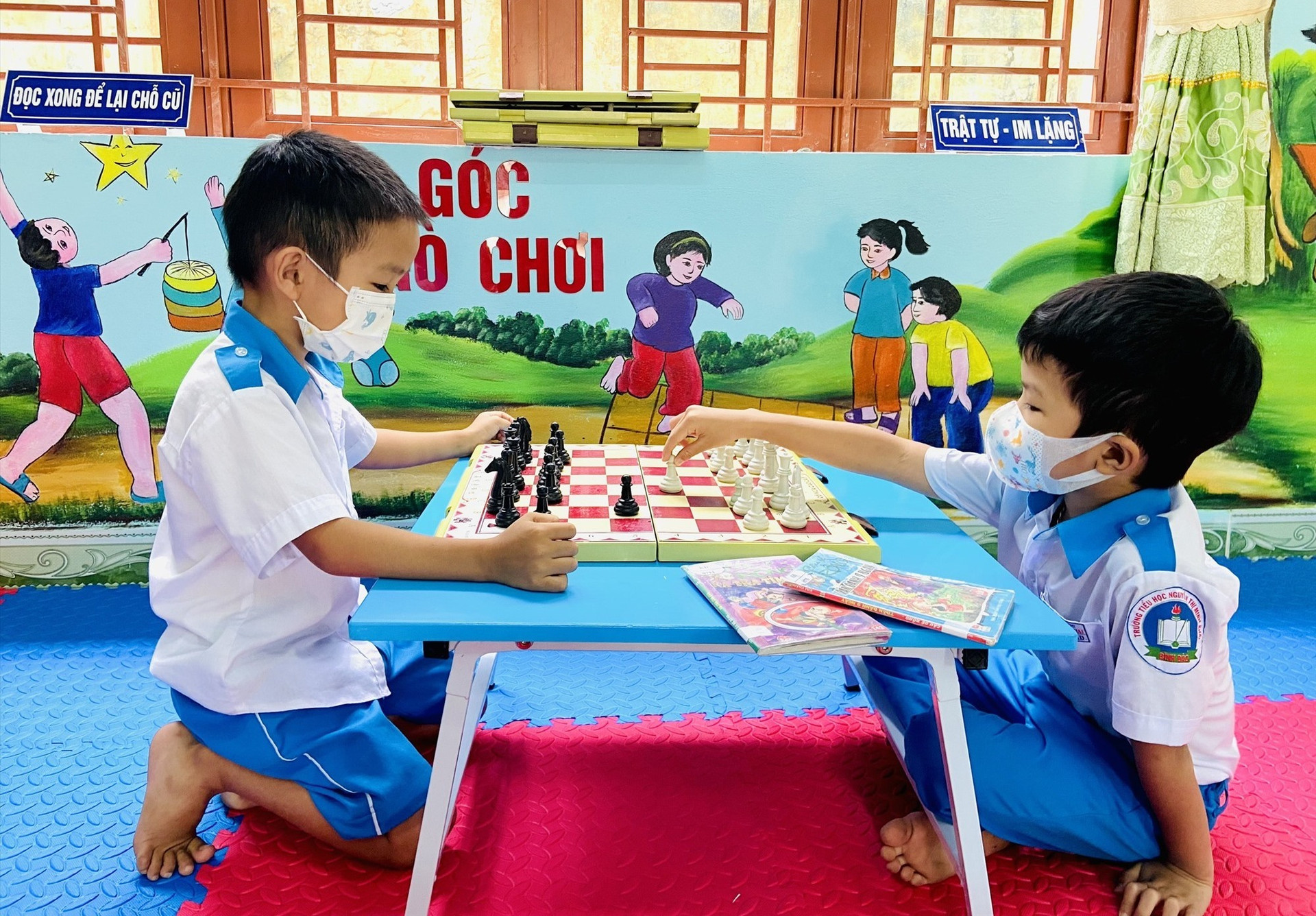 Các em học sinh còn tham gia các trò chơi khác nhau tại thư viện