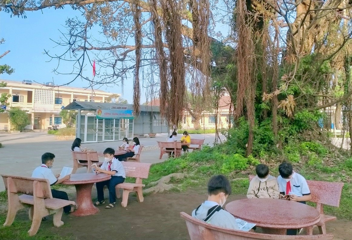 Thư viện xanh tại Trường THCS Huỳnh Thúc Kháng thu hút học sinh đọc sách