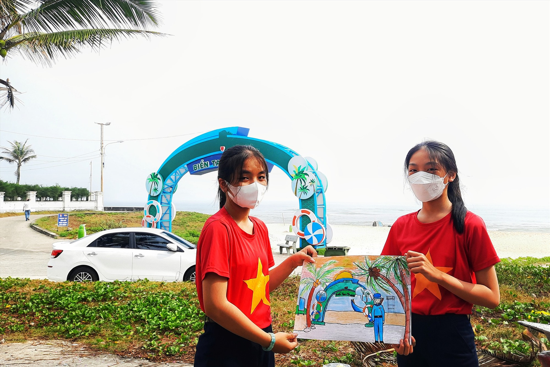 Hai em học sinh với bức tranh thể hiện tình yêu biển đảo. Ảnh: THÁI CƯỜNG