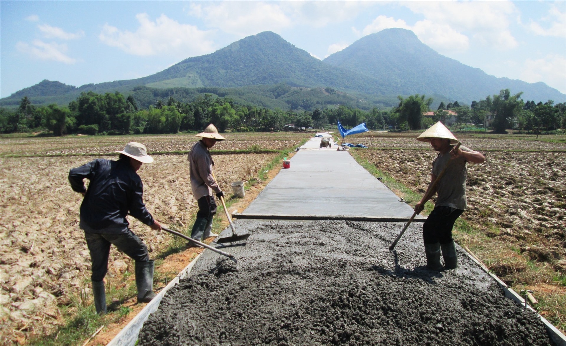 Nhiều ý kiến cho rằng, thời gian qua tỷ lệ hỗ trợ vốn xây dựng giao thông nội đồng từ ngân sách trung ương và ngân sách tỉnh còn thấp. Ảnh: VĂN SỰ