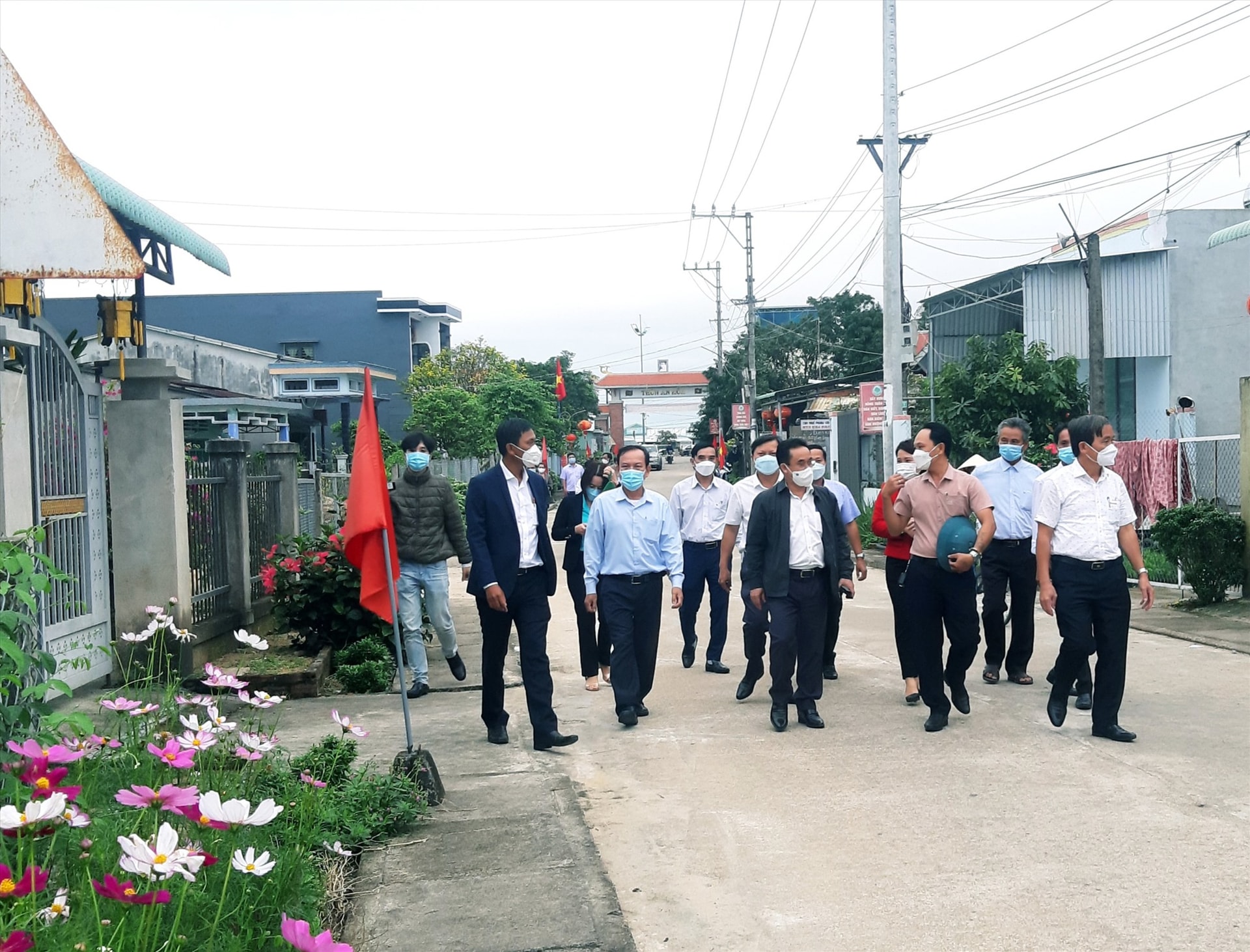 Phó Chủ tịch UBND tỉnh Trần Anh Tuấn cùng đoàn công tác của tỉnh vừa kiểm tra mô hình nông thôn mới kiểu mẫu ở xã Duy Trung (Duy Xuyên). Ảnh: VĂN SỰ