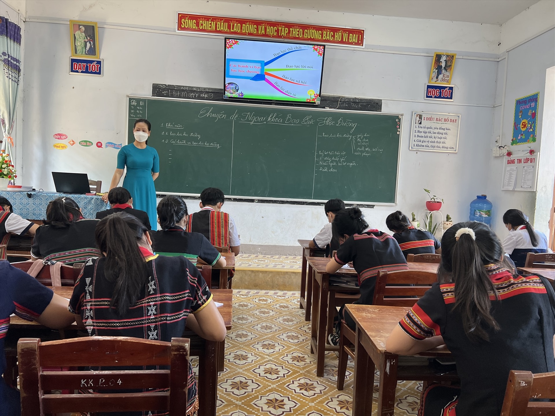 Tiết học ngoại khóa chuyên đề “Phòng tránh bạo lực lọc đường” của lớp 8/1 Trường Phổ thông Dân tộc Nội trú Nam Giang. Ảnh: Tấn Sỹ