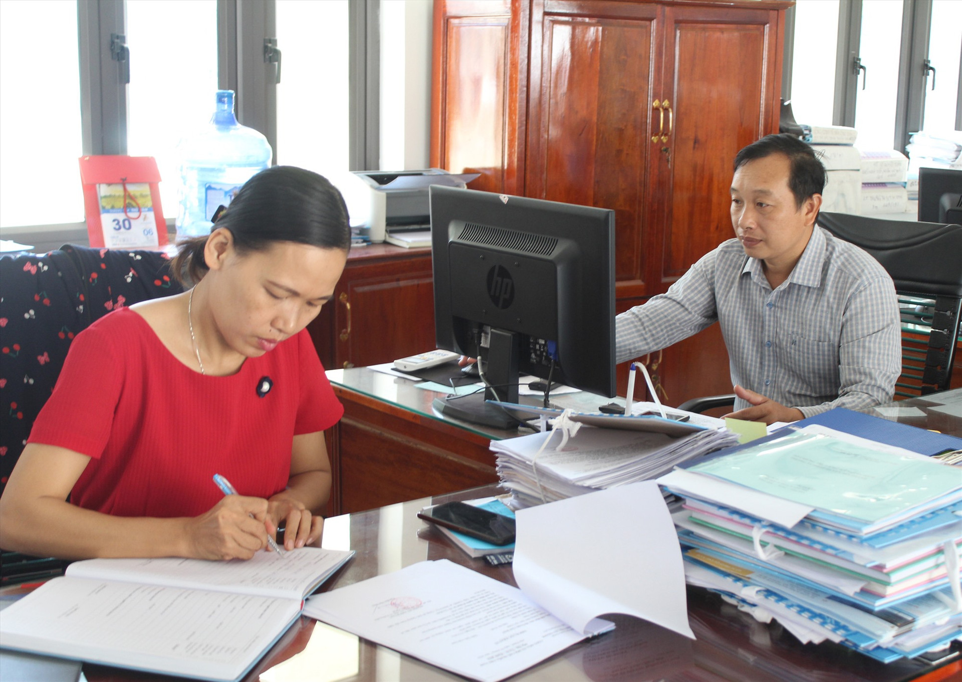 Bộ phận tiếp nhận và trả kết quả UBND huyện Núi Thành nâng cao hiệu quả công tác nhờ được đẩy nhanh quy trình số hóa hồ sơ, giấy tờ. Ảnh: VĂN PHIN
