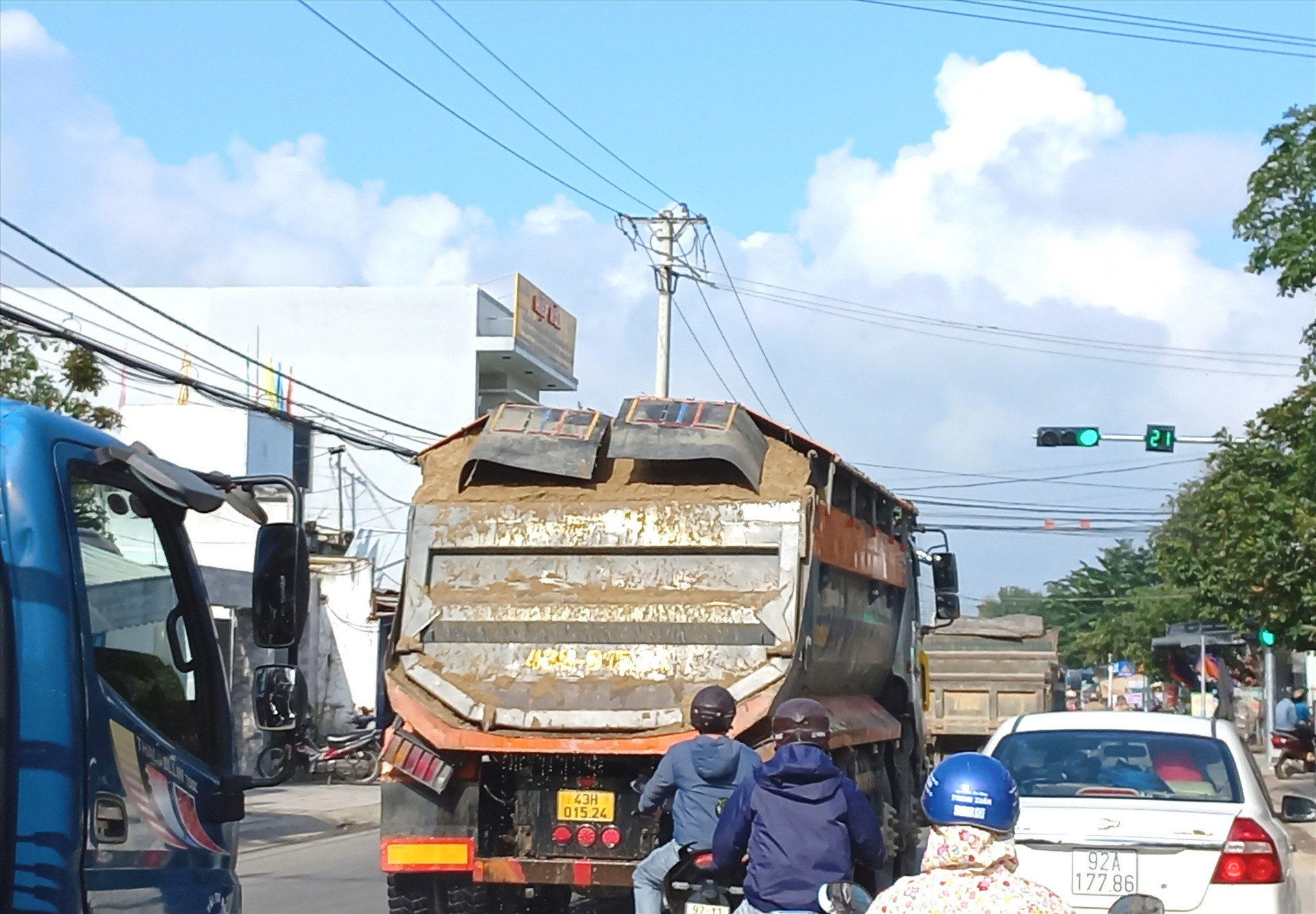 Xe tải chở cát “có ngọn”, rơi vãi xuống đường chạy trên tuyến ĐT609 qua địa phận xã Điện Thọ (Điện Bàn). Ảnh: N.B