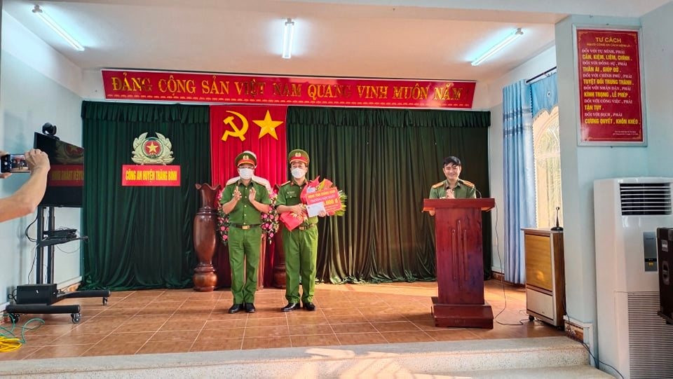 Đại tá Nguyễn Hà Lai trao thưởng nóng cho công an huyện Thăng Bình. Ảnh: Q.H