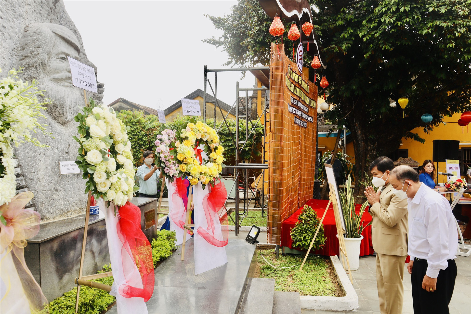 Lãnh đạo TP.Hội An tưởng nhớ cố kiến trúc sư Kazik. Ảnh: Q.T