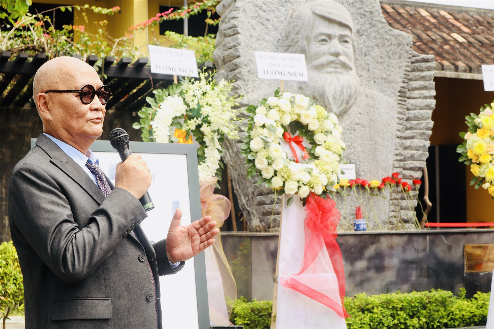 GS-TS. KTS Hoàng Đạo Kính chia sẻ kỷ niệm của mình với ông Kazik tại chương trình. Ảnh: Q.T