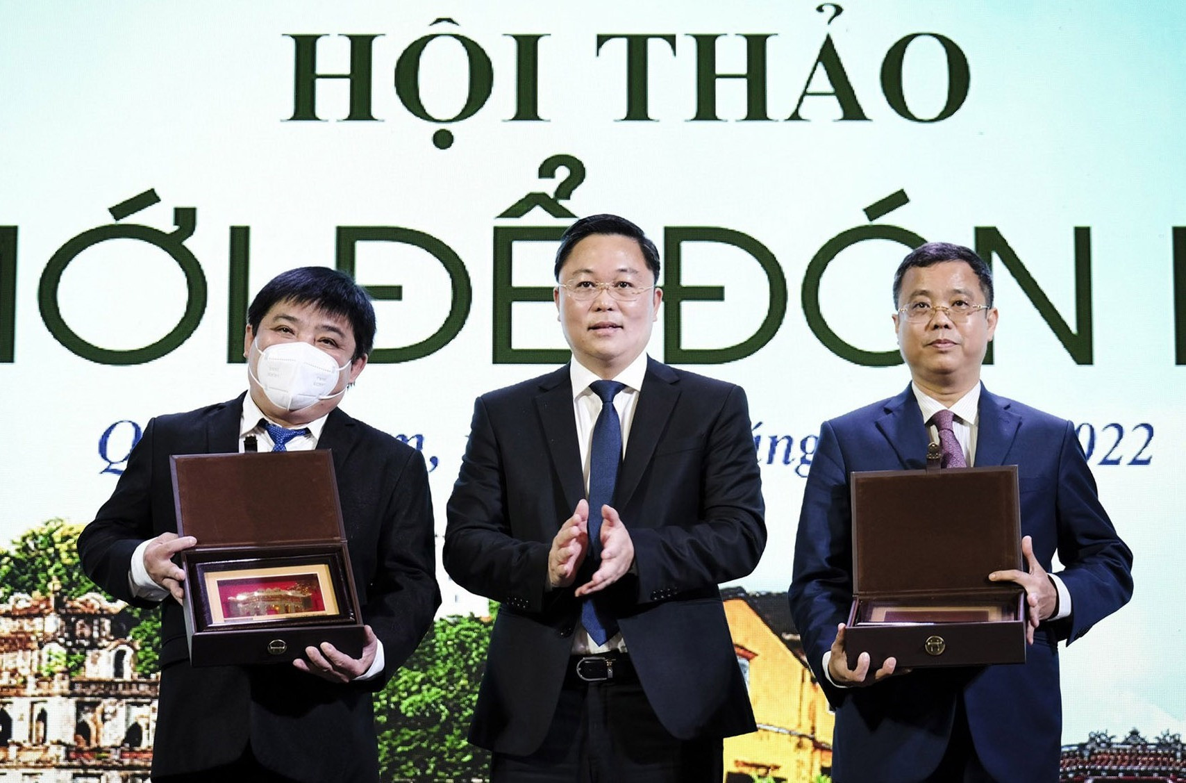 Chủ tịch UBND tỉnh Lê Trí Thanh tặng quà lưu niệm cho các đại biểu đồng chủ trì hội thảo. Ảnh: Q.T