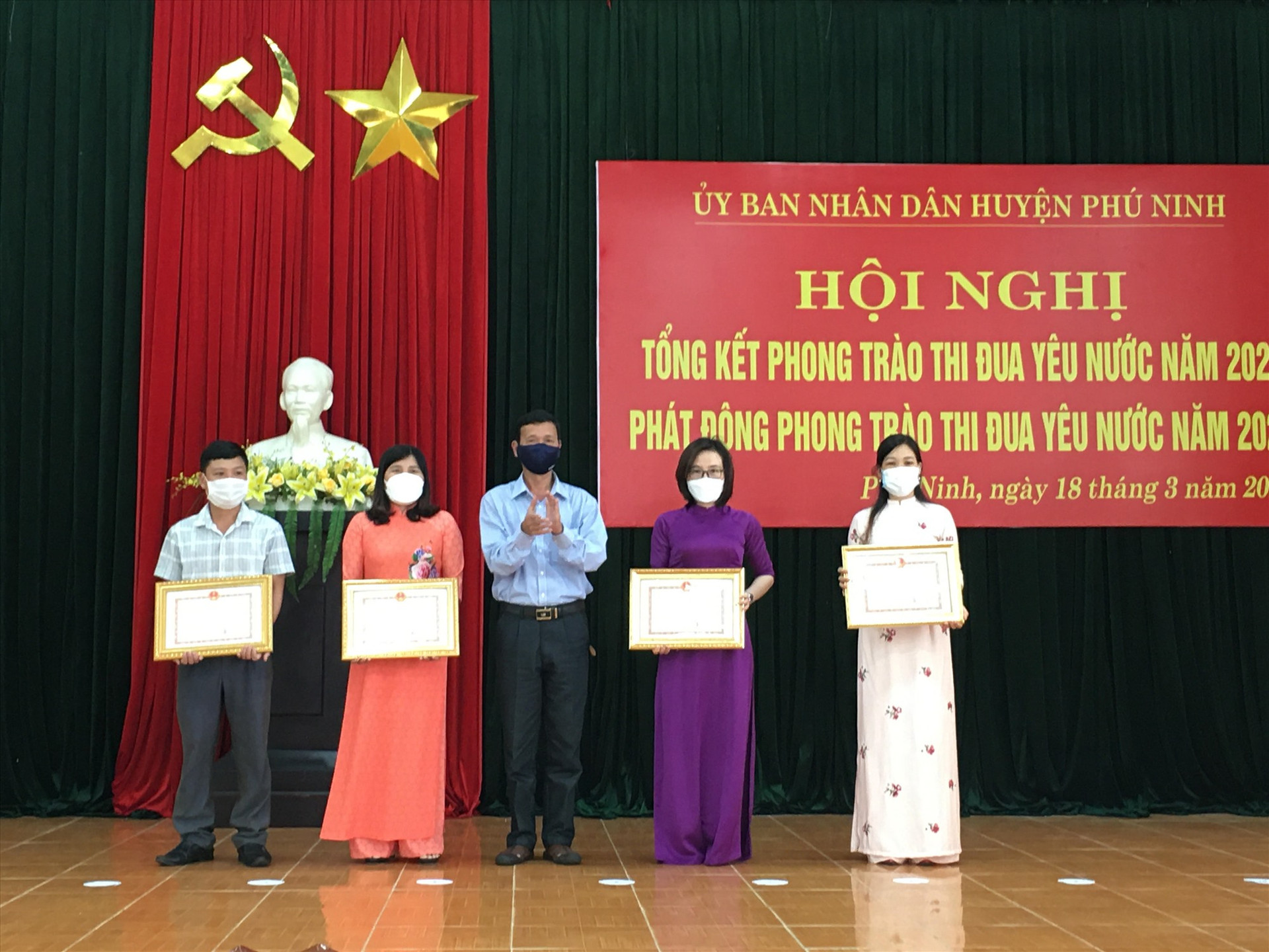 UBND huyện Phú Ninh khen thưởng các cá nhân có thành tích tiêu biểu trong các phong trào thi đua. Ảnh: C.Đ