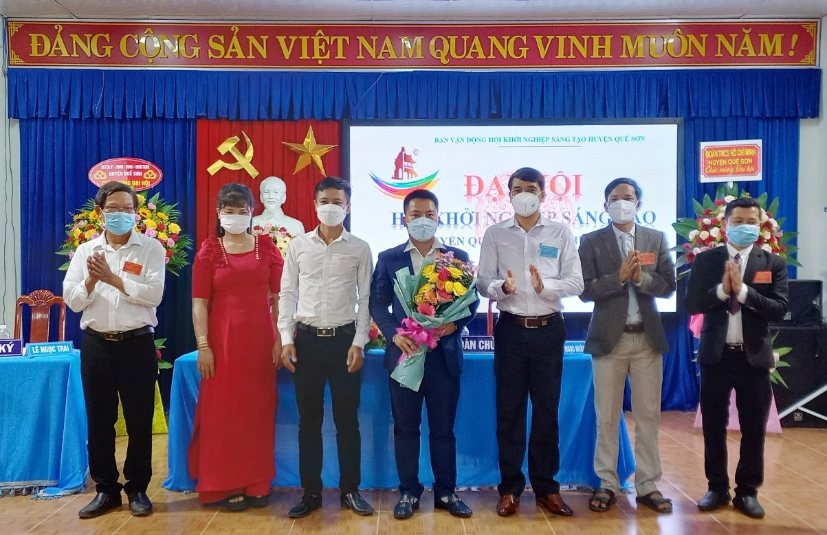 Lãnh đạo huyện Quế Sơn tặng hoa chúc mừng Ban Chấp hành Hội Khởi nghiệp sáng tạo huyện Quế Sơn. ảnh DT