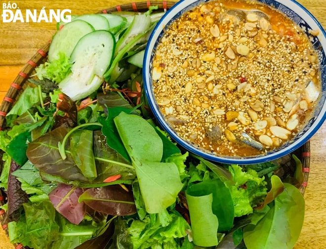 Món gỏi cá trích tại Phù Sa được nhiều người yêu thích. Ảnh: H.L