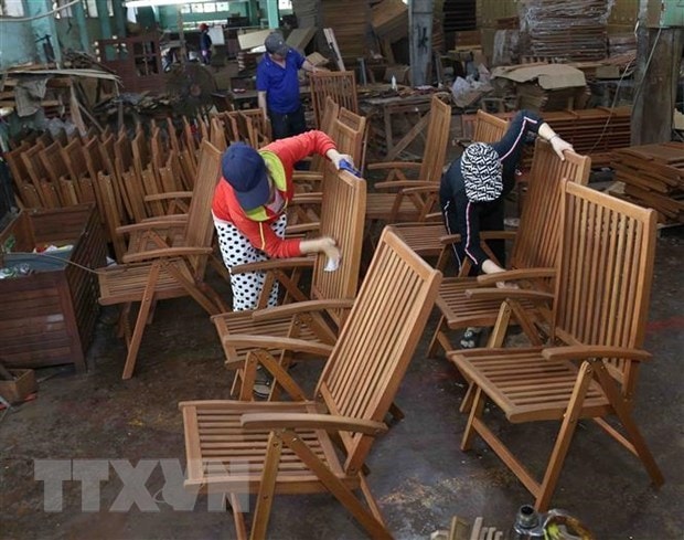 Sản xuất đồ gỗ xuất khẩu. (Ảnh: Vũ Sinh/TTXVN)