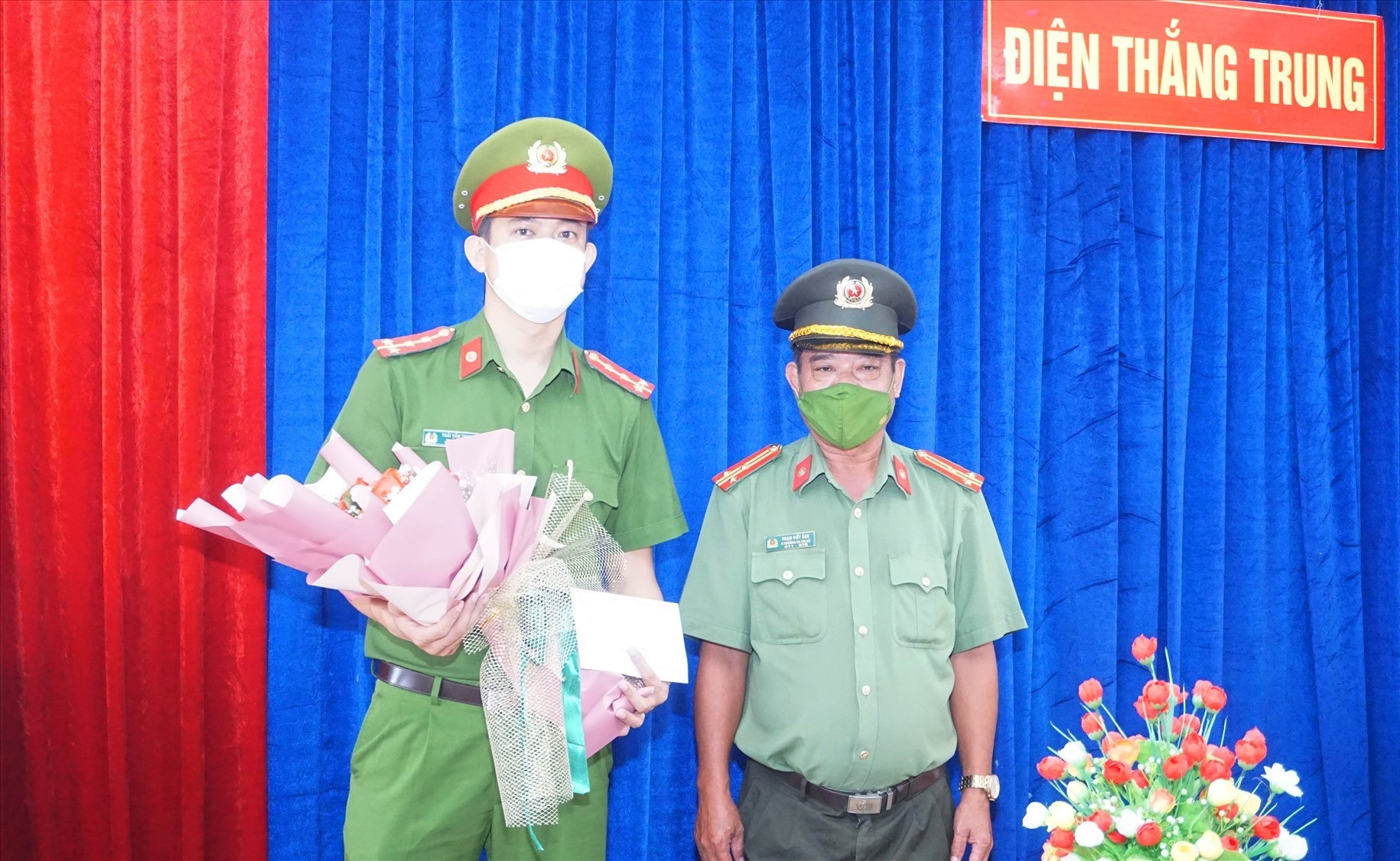 Lãnh đạo CATX Điện Bàn thưởng nóng cho Công an xã Điện Thắng Trung.