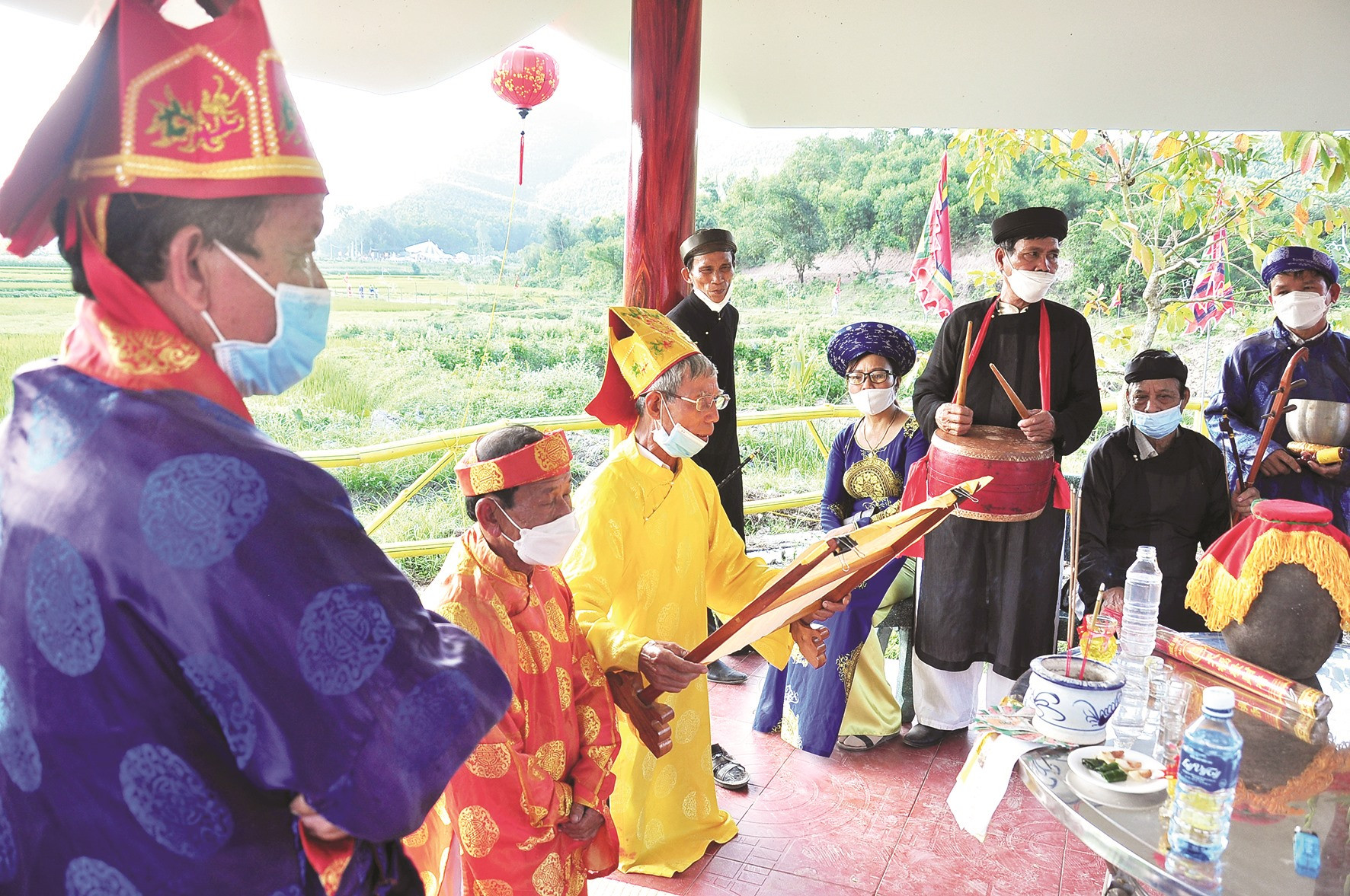 Các bậc cao niên ở làng Trung An, xã Quế Trung, huyện Nông Sơn thực hiện lễ cúng trong lễ rước nước.