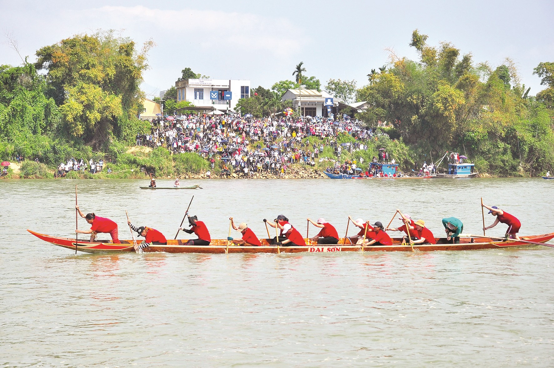 Đua thuyền truyền thống thu hút đông đảo người dân đến xem và cổ vũ. Trong ảnh: Đội đua thuyền nữ của xã Đại Sơn - Đại Lộc đang tiến về đích.