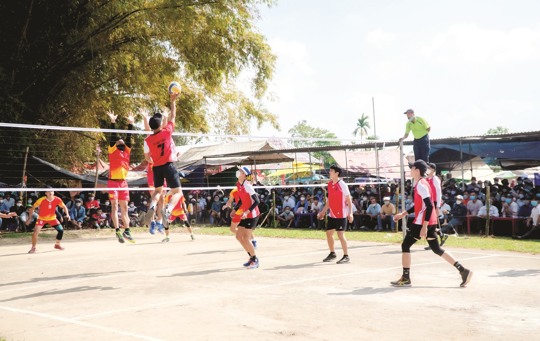 Thi đấu bóng chuyền là một trong các hoạt động thể thao sôi nổi tại Lễ hội Bà Thu Bồn.