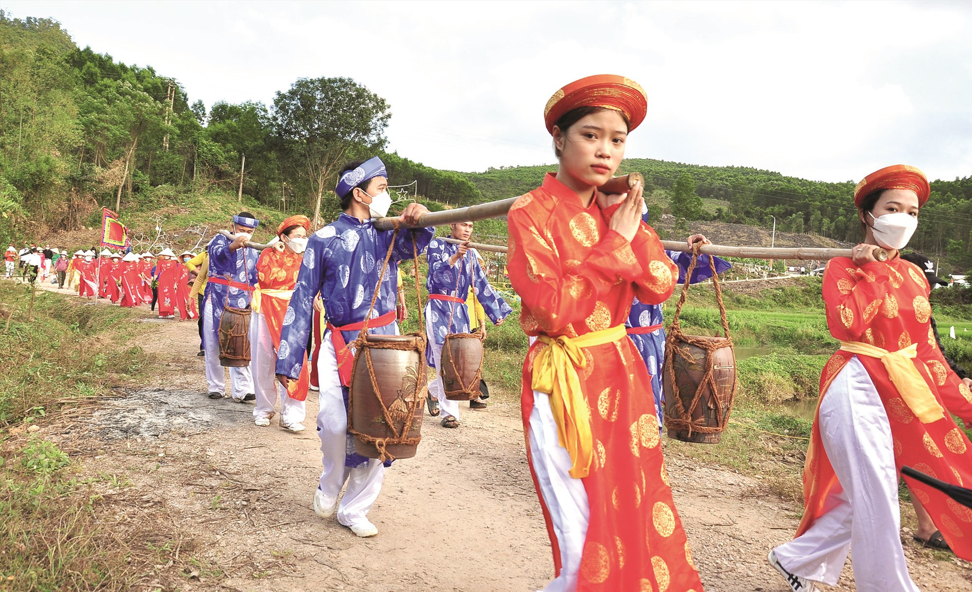 Lễ rước nước là nghi lễ đặc sắc trong Lễ hội Bà Thu Bồn. Trong ảnh: Các thanh niên xã Quế Trung tham gia lễ rước nước. Nước được lấy từ di tích Giếng Bà.