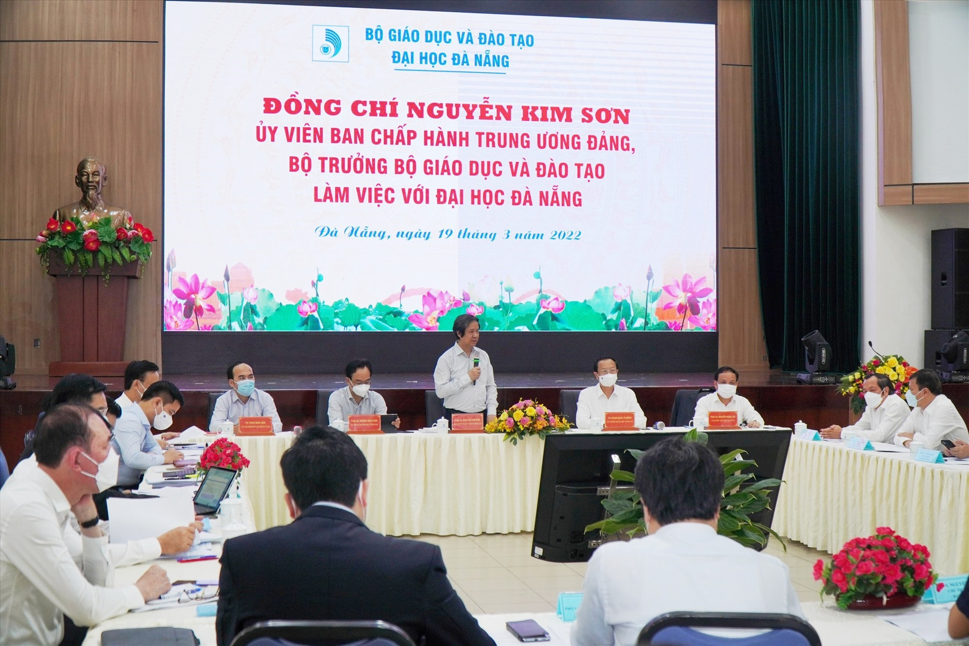 Bộ trưởng Nguyễn Kim Sơn làm việc với lãnh đạo ĐHĐN sáng 19.3. Ảnh NTB