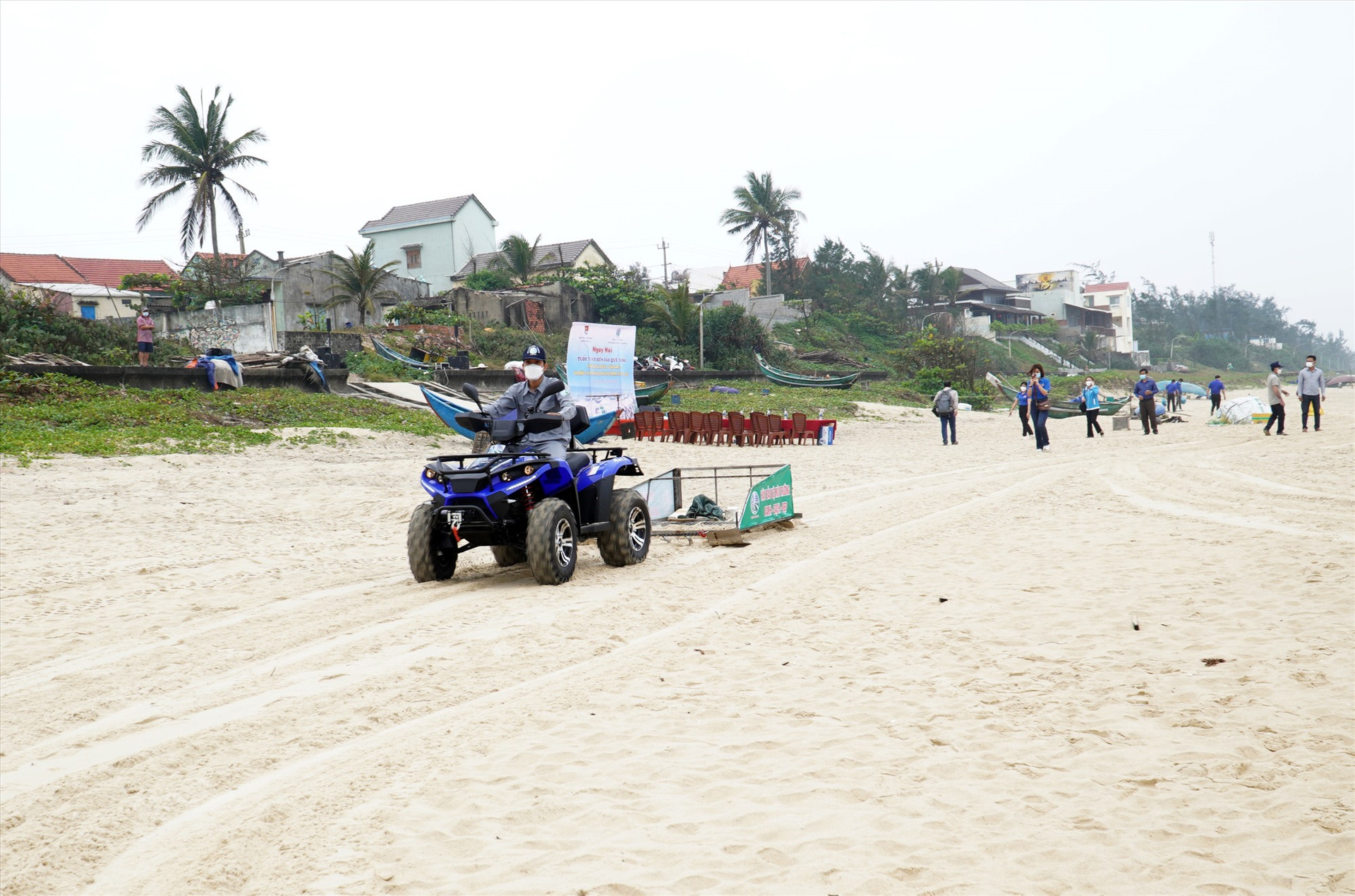 Xe dọn rác bờ biển của Công ty CP Môi trường đô thị Quảng Nam. Ảnh: H.Q