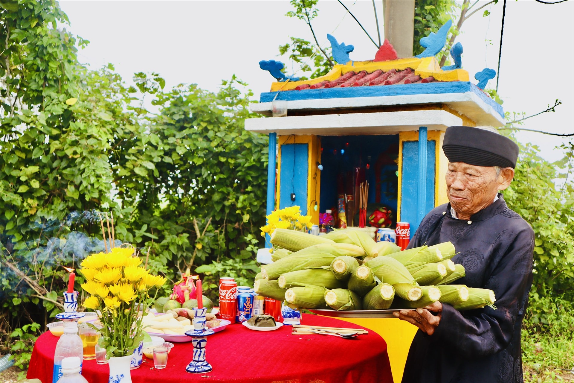 Bắp nếp là sản vật không thể thiếu trong lễ cúng Thần Nông ở phường Cẩm Nam. Ảnh: Q.Tuấn