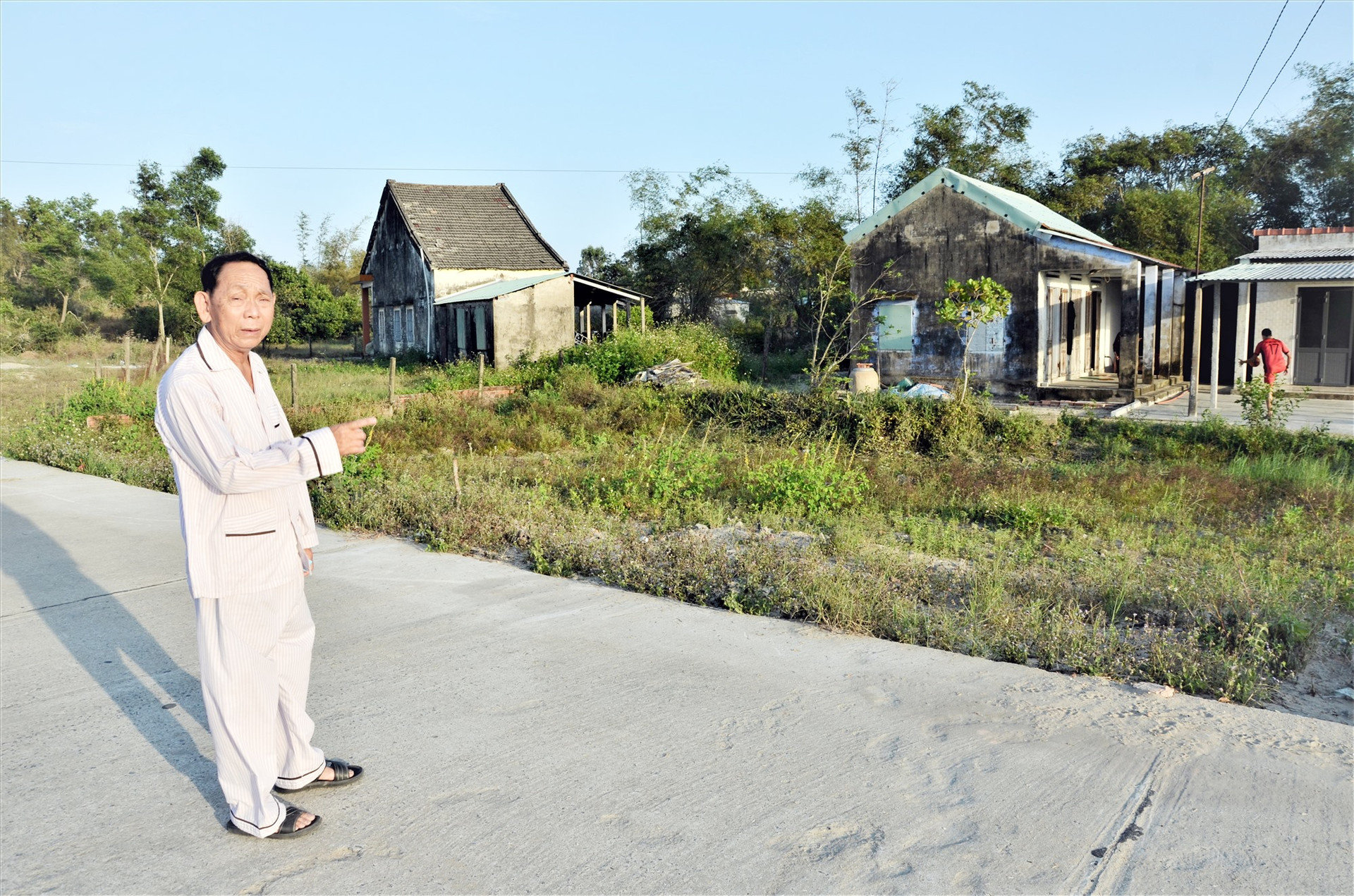 Ông Trần Văn Minh, người dân thôn Tây Sơn Đông (Duy Hải) phản ánh thực trạng đầu tư hạ tầng khu dân cư dở dang ảnh hưởng đến dân sinh. Ảnh: HP