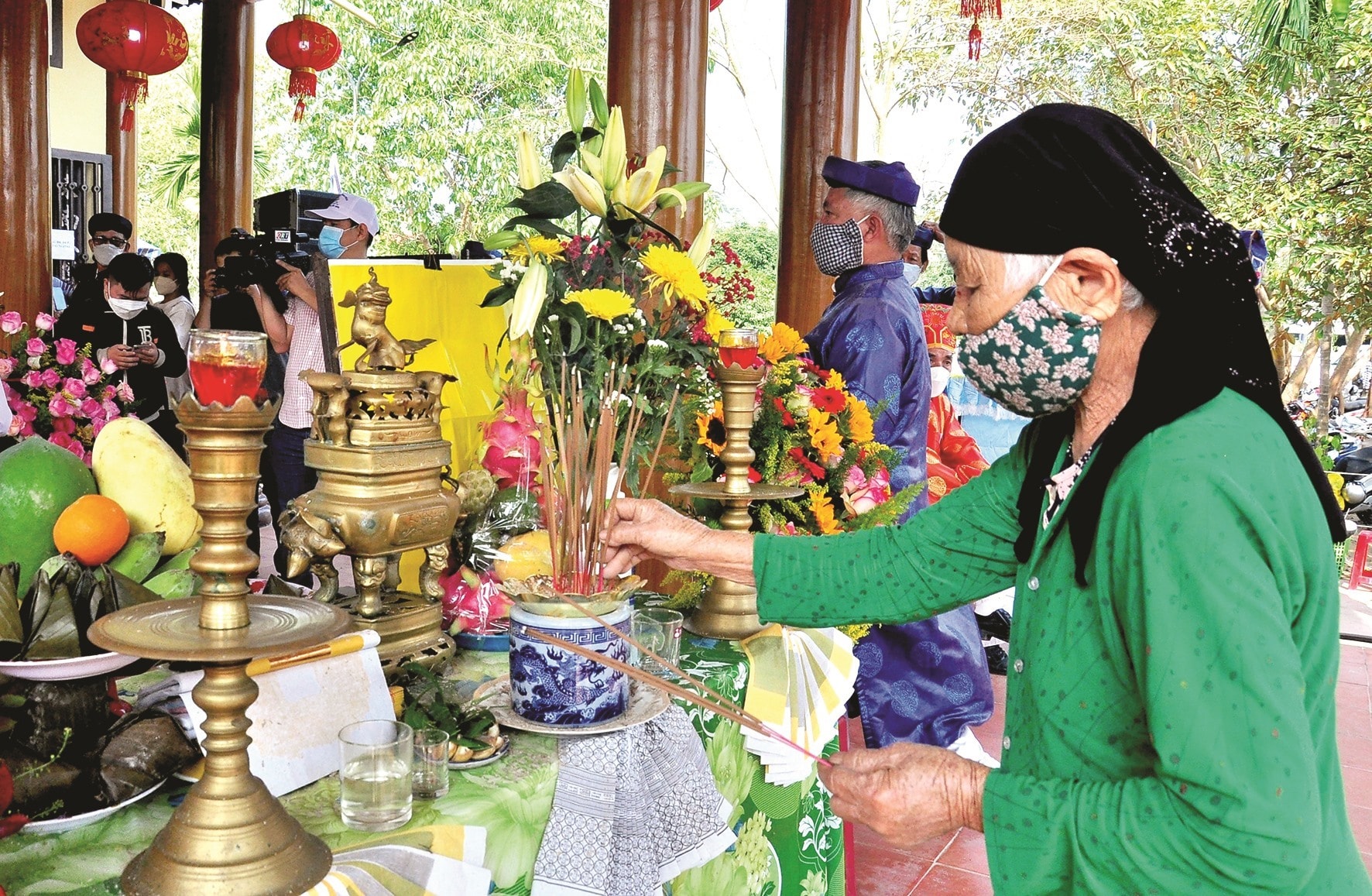 Thurifying at Lady Thu Bon temple