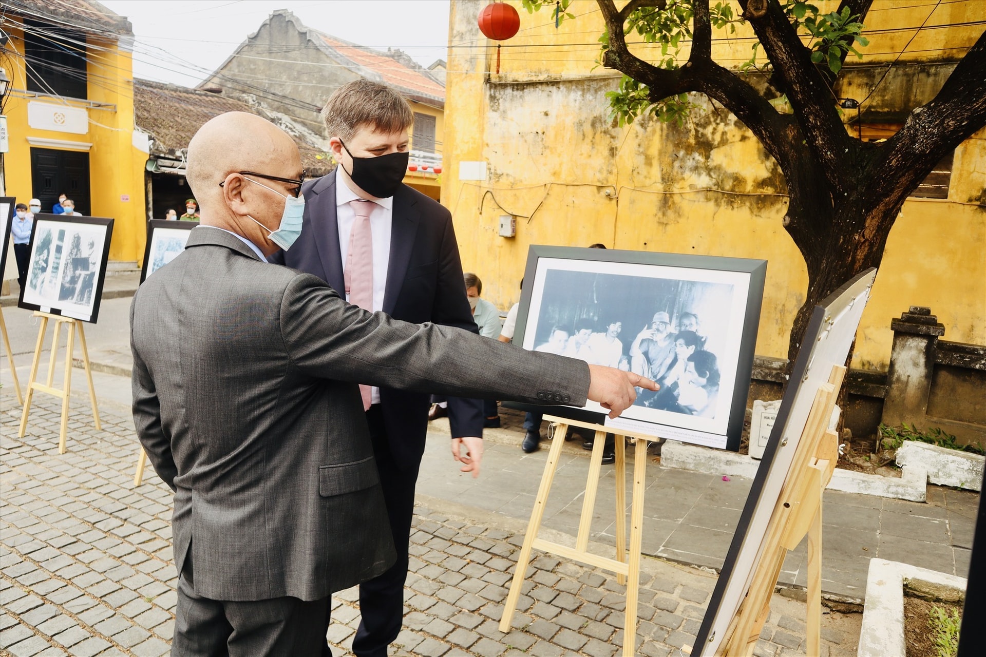 Prof. Dr. Hoang Dao Kinh and Ambassador Extraordinary and Plenipotentiary of the Republic of Poland in Vietnam besides a photo of the late architect Kazik