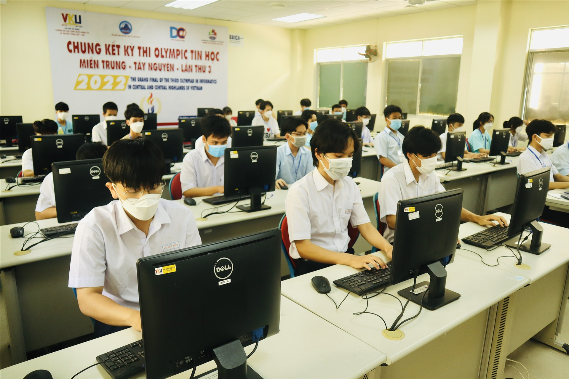 Các thí sinh dự thi kỳ thi tại trường Đại học Công nghệ thông tin và Truyền thông Việt - Hàn. Ảnh: Q.T