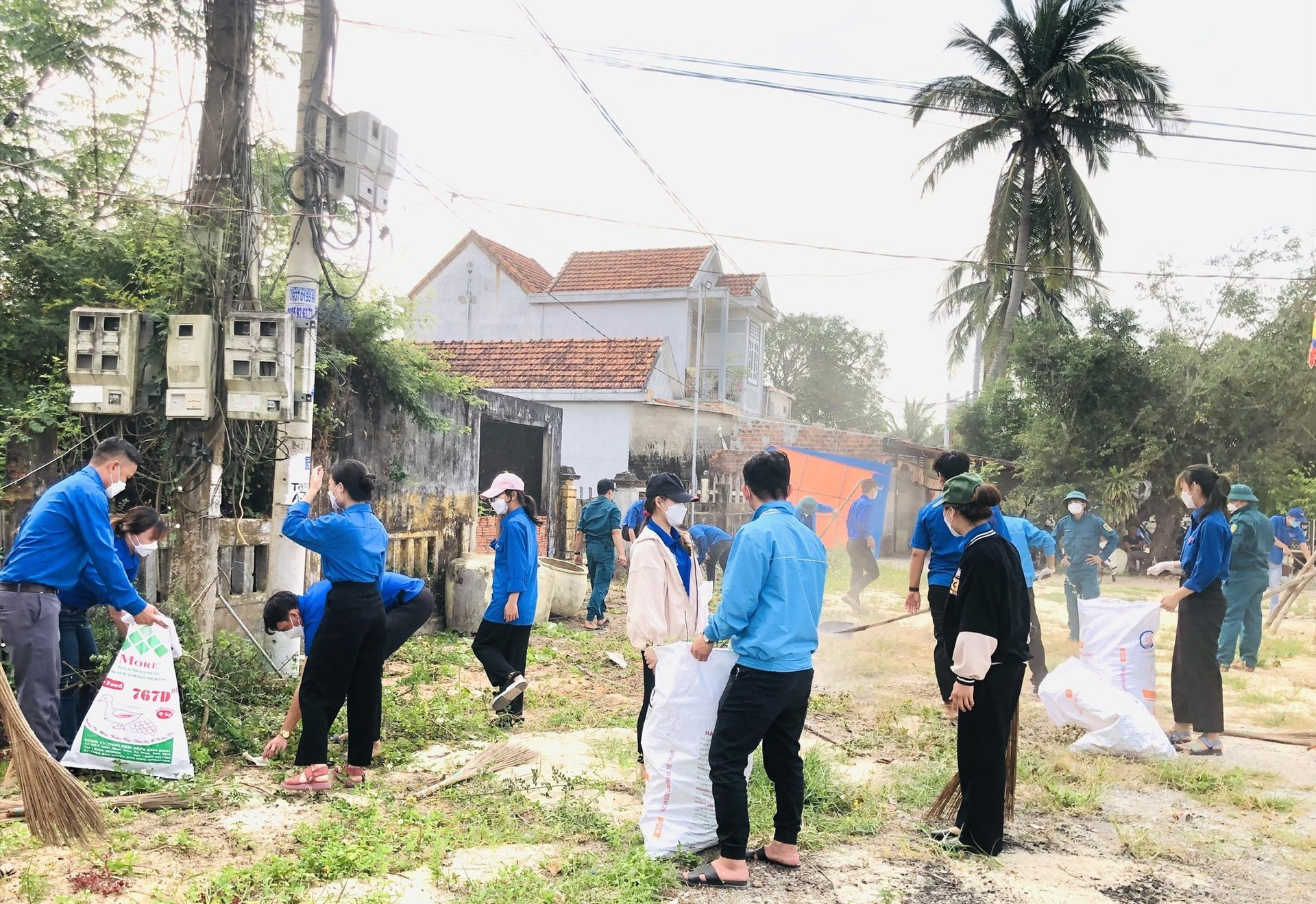 Ra quân dọn vệ sinh tại thôn Duy Hà, xã Bình Dương, huyện Thăng Bình. Ảnh: TS