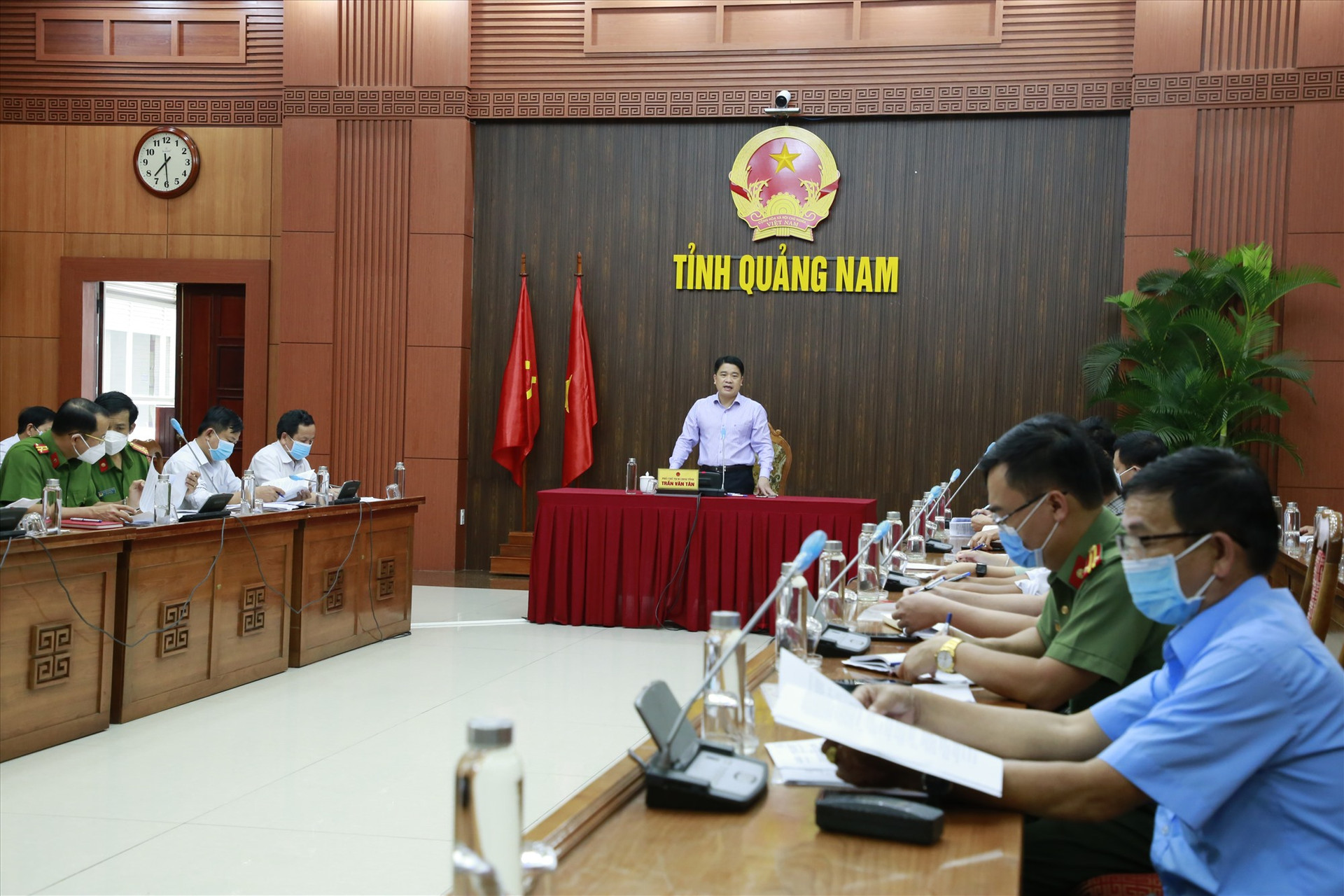 Phó Chủ tịch UBND tỉnh Trần Văn Tân phát biểu tại buổi làm việc. Ảnh: T.C