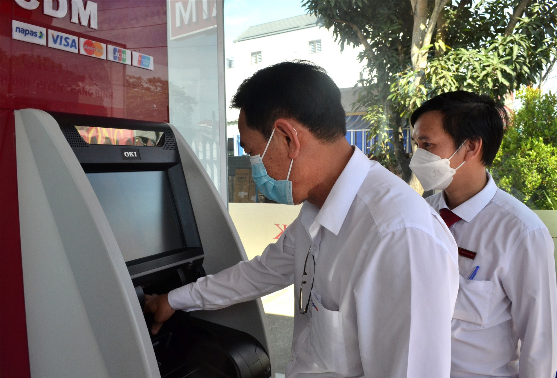 Ngân hàng tự động Autobank CDM chính thức hoạt động tại Agribank Thăng Bình. Ảnh: Q.VIỆT