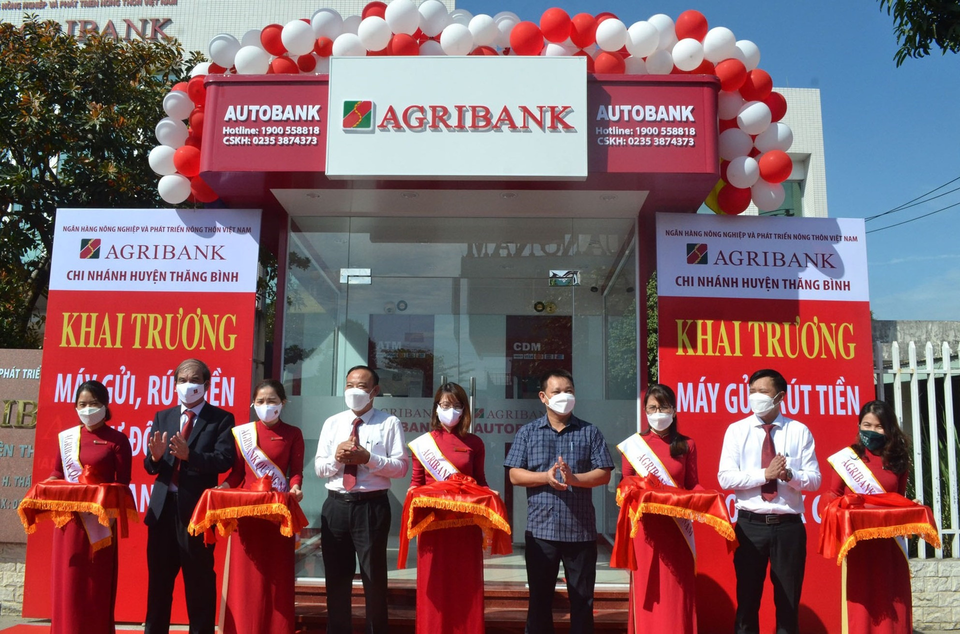 Agribank Thăng Bình tổ chức lễ khai trương ngân hàng tự động AutoBank CDM tại thị trấn Hà Lam. Ảnh: Q.VIỆT