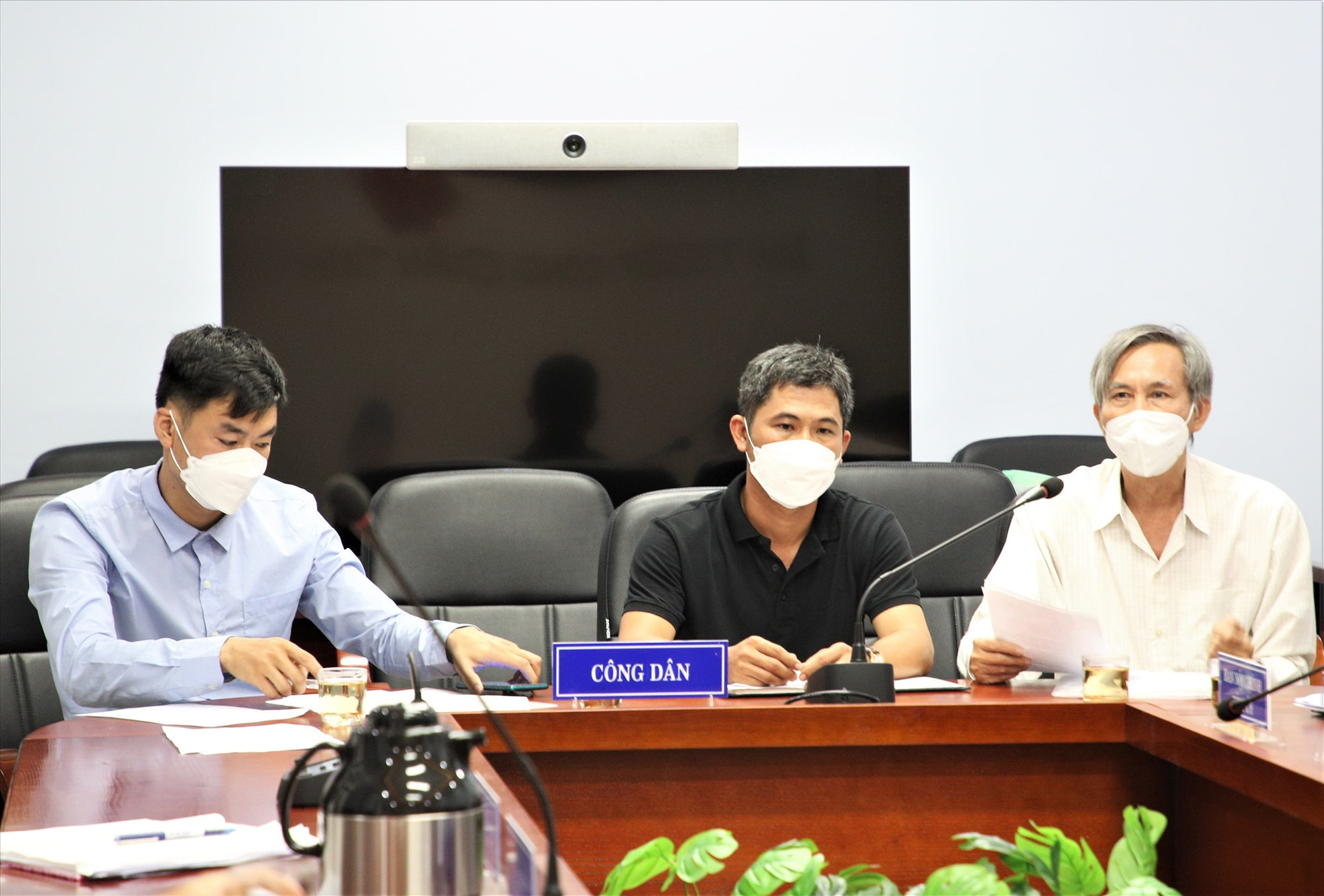 Đại diện các hộ dân trình bày kiến nghị liên quan đến chậm cấp Giấy chứng nhận quyền sử dụng đất thuộc các nhóm dự án đất ở tại thị xã Điện Bàn. Ảnh: A.N