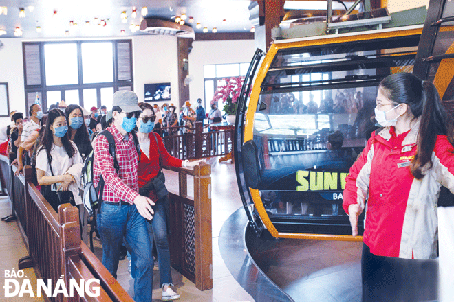 Du khách tham quan, vui chơi tại Khu du lịch Sun World Ba Na Hills trong ngày đầu mở cửa. Ảnh: THU HÀ