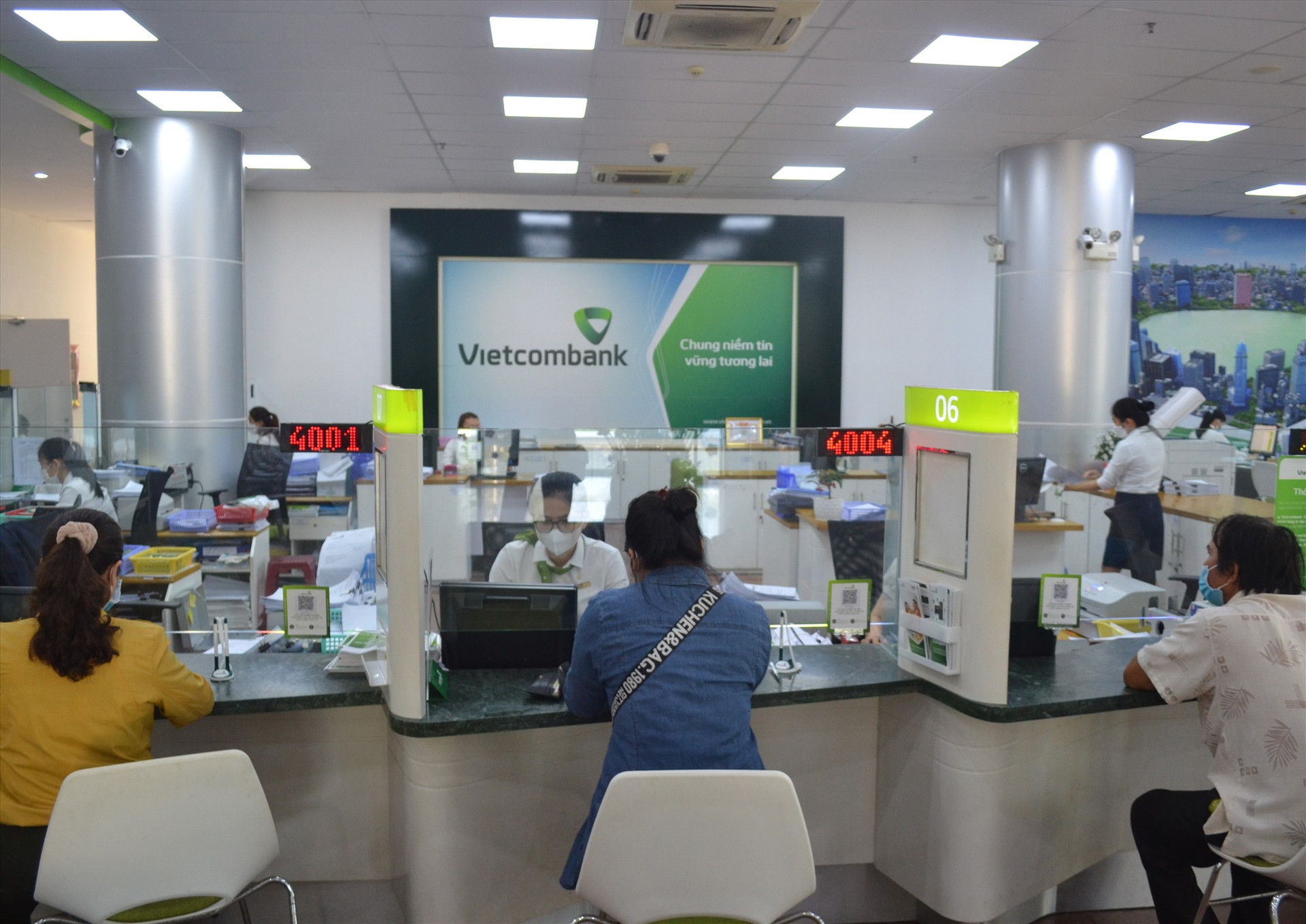 Vietcombank Quảng Nam hiện có đa dạng dịch vụ ngân hàng hiện đại. Ảnh: VIỆT NGUYỄN