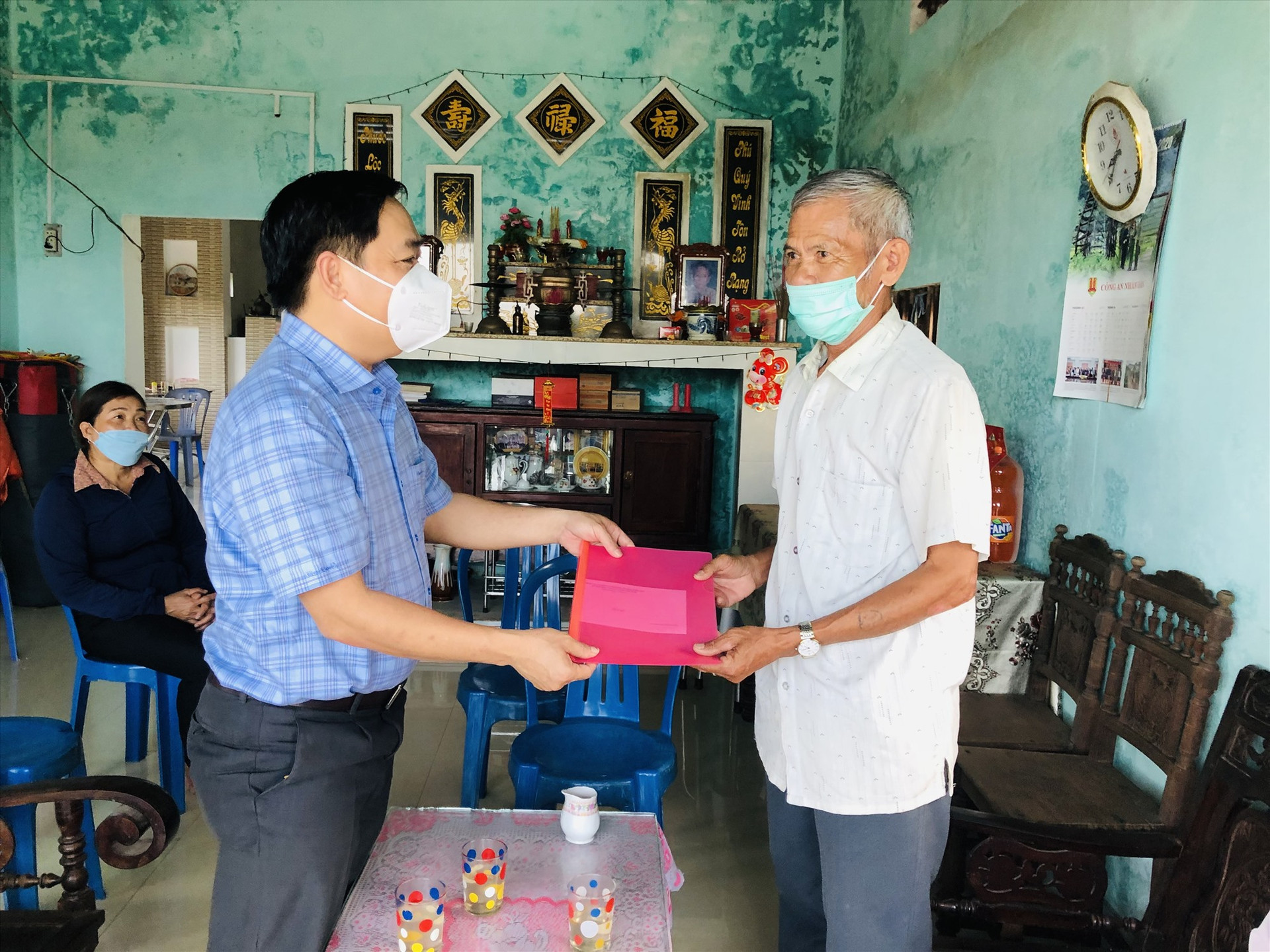 Lãnh đạo Tam Kỳ thăm đối tượng chính sách tại xã Tam Phú.