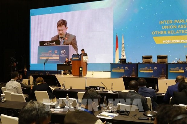 Head of the Vietnamese National Assembly delegation to IPU-144 Vu Hai Ha address the plenary meeting (Photo: VNA)