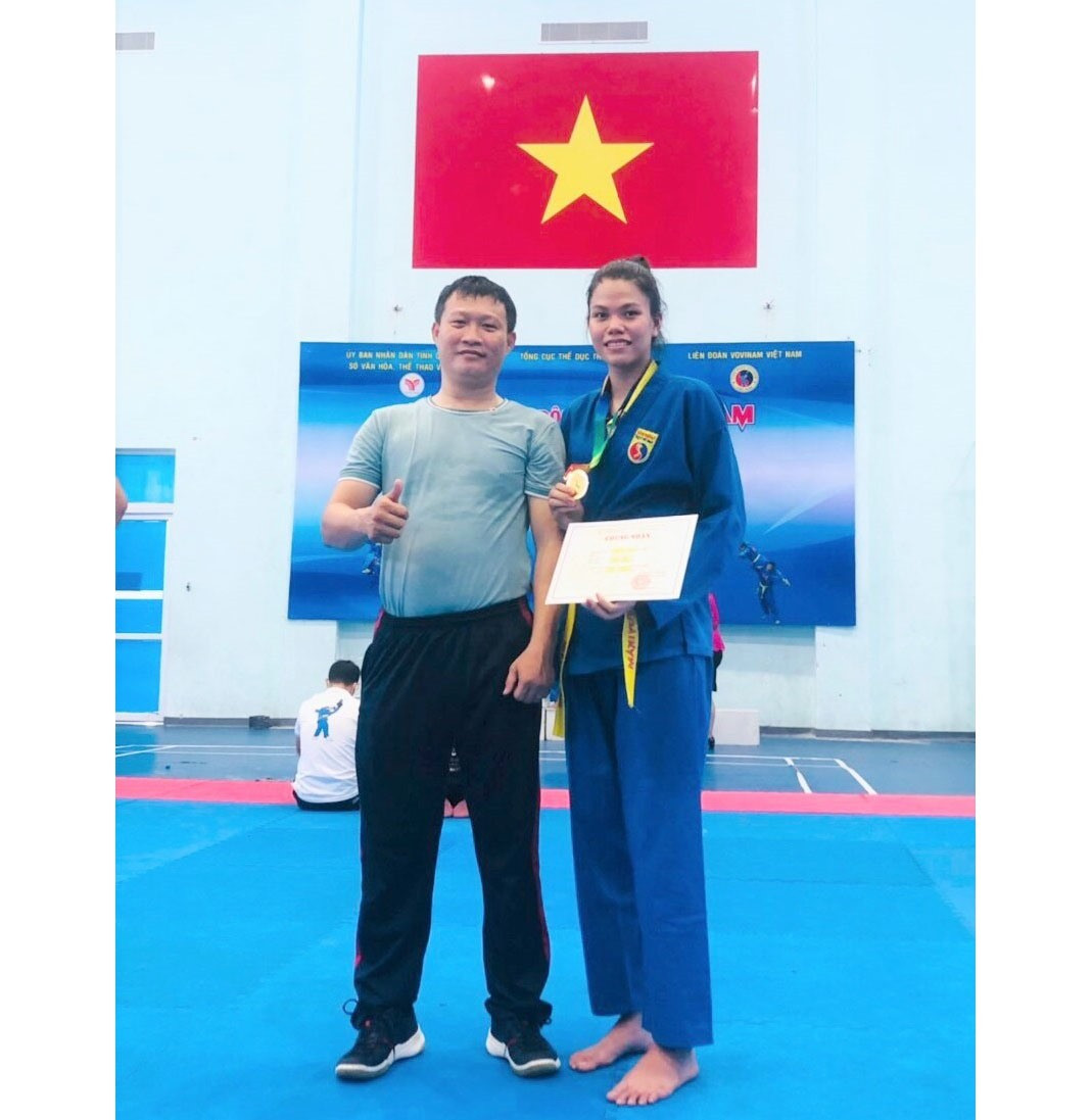 Niềm vui của HLV Lý Phước Toàn cùng cô học trò Nguyễn Thị Yến Nhi. Ảnh: P.L