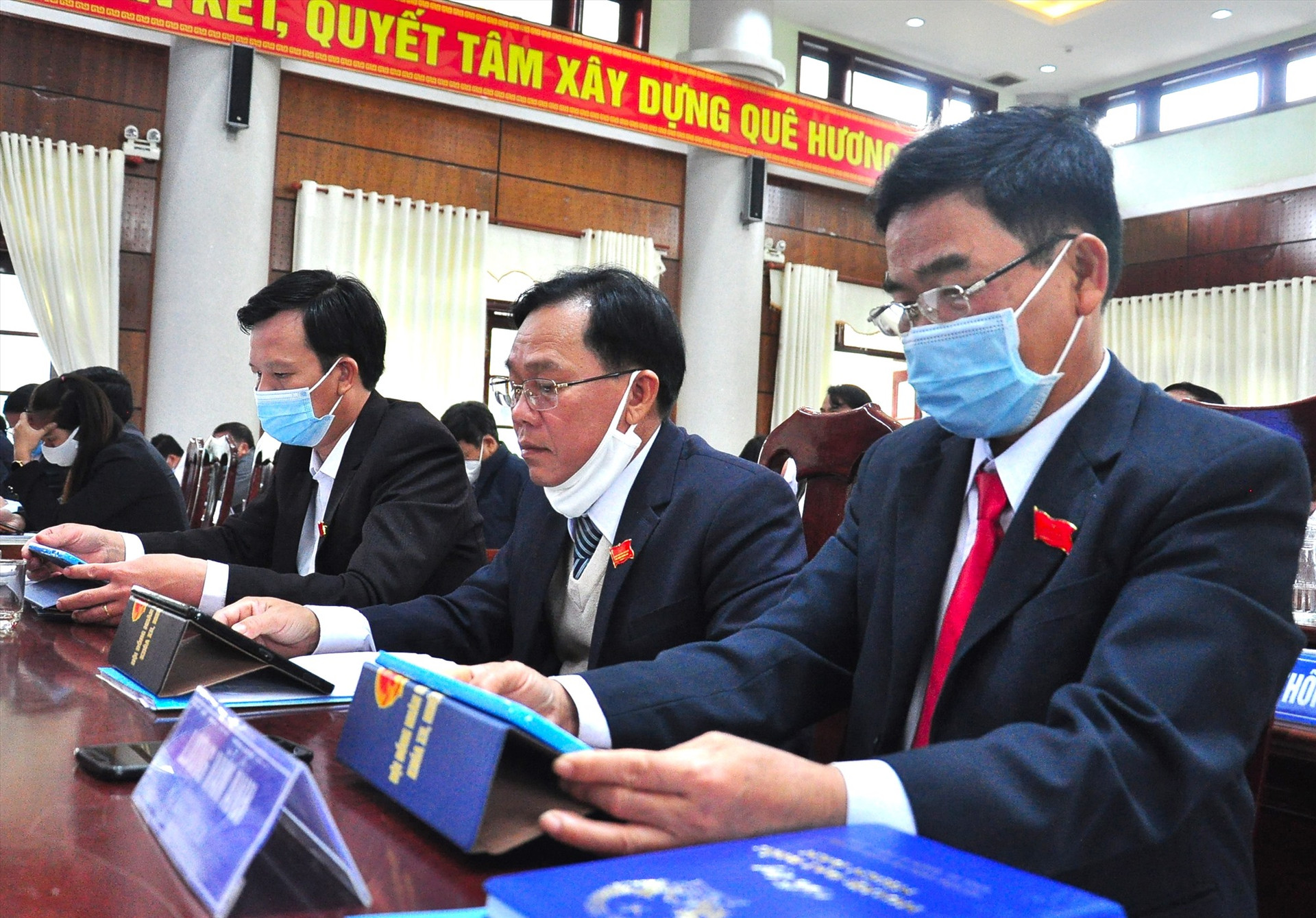 Huyện Quế Sơn có nhiều nỗ lực trong cải cách hành chính, đơn cử như mô hình kỳ họp HĐND không giấy. Ảnh: V.A