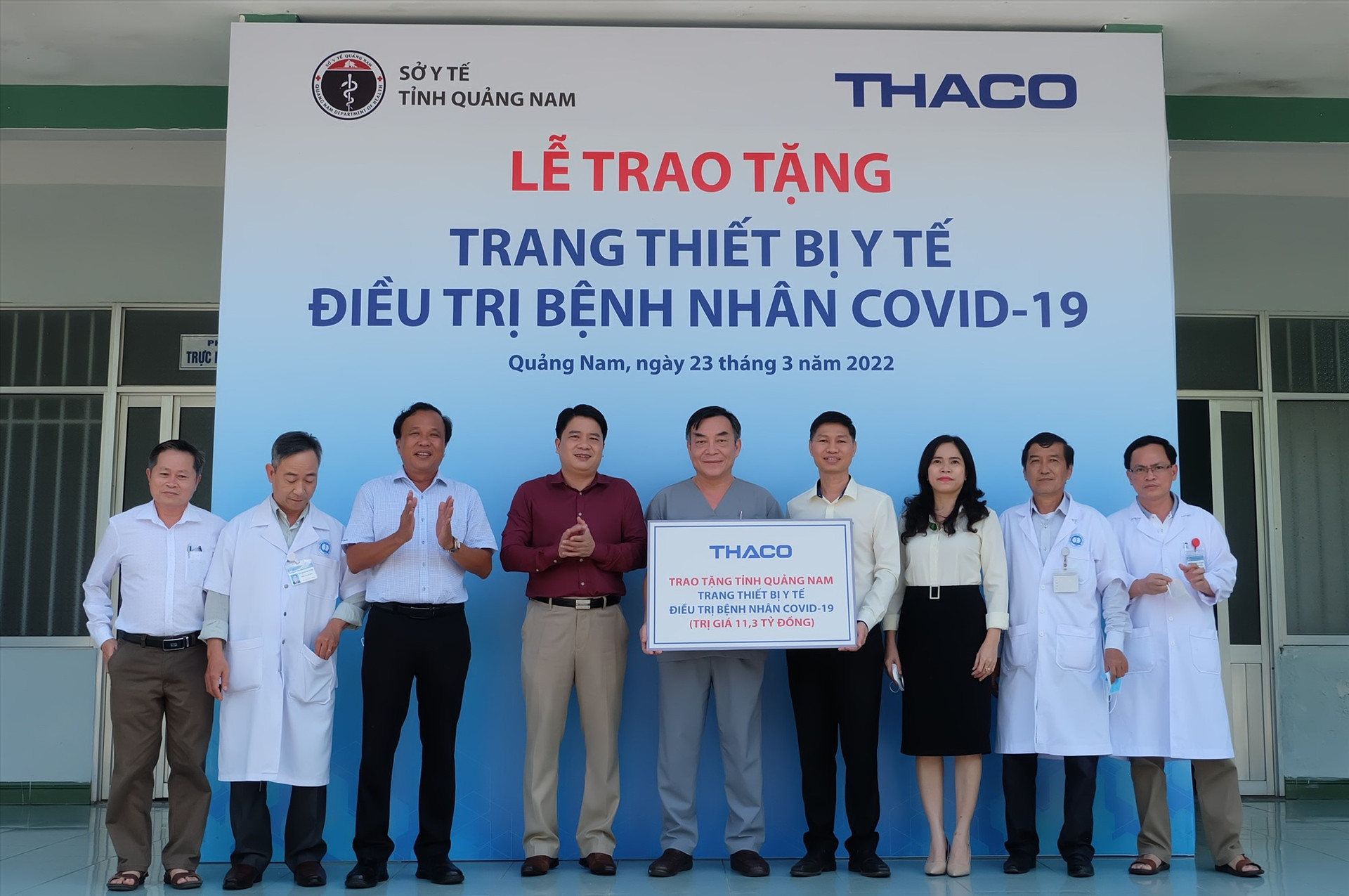 Tập đoàn Thaco trao tặng thiết bị y tế cho Bệnh viện Đa khoa Quảng Nam với trị giá 11,3 tỷ đồng. Ảnh: M.L