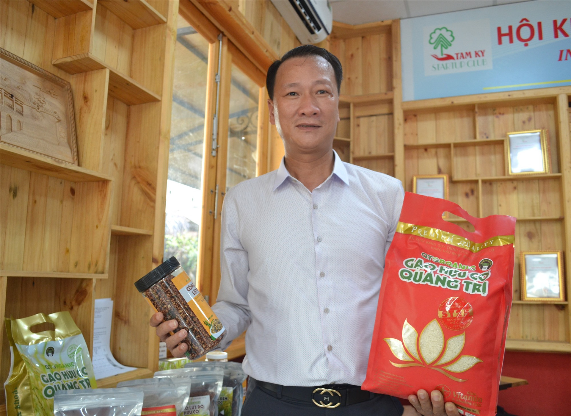 Gạo hữu cơ của Công ty CP Nông sản hữu cơ Quảng Trị muốn có thị trường ở Quảng Nam. Ảnh: Q.VIỆT