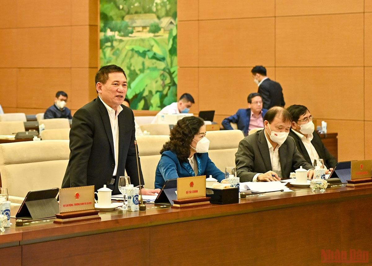 Bộ trưởng Tài chính Hồ Đức Phớc trình bày báo cáo tại phiên họp. (Ảnh: DUY LINH)