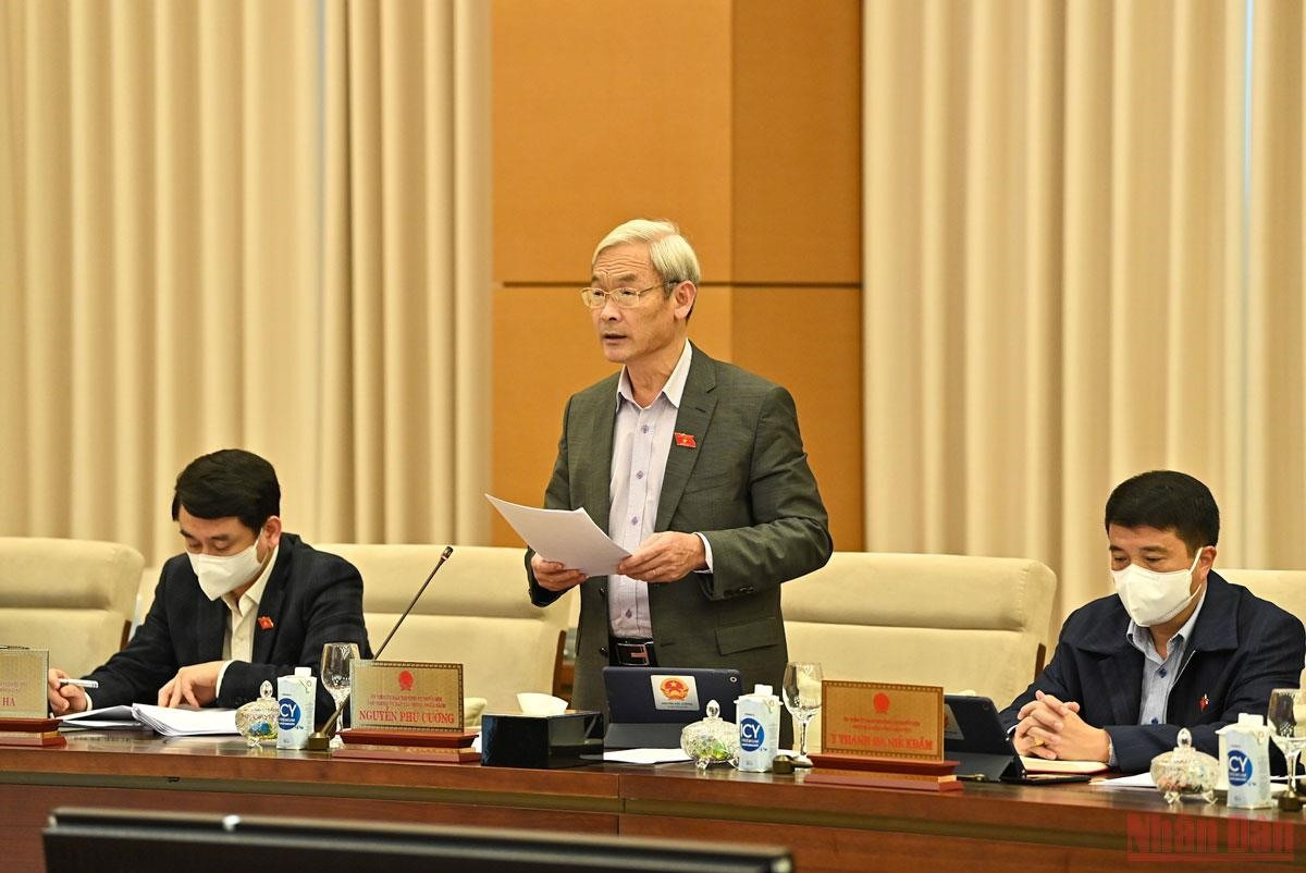 Chủ nhiệm Ủy ban Tài chính, Ngân sách Nguyễn Phú Cường trình bày báo cáo thẩm tra. (Ảnh: DUY LINH)