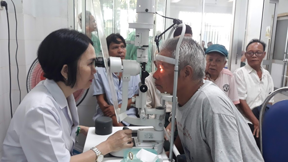 Khám sàng lọc bệnh lý cho bệnh nhân  tại Khoa Mắt, Bệnh viện Đa khoa Quảng Nam (ảnh chụp trong thời điểm không dịch Covid-19). Ảnh: CHÂU NỮ